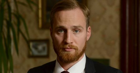 "Komisarz Alex": Mateusz Janicki, czyli serialowy Bartek Stępniak na tropie gwałciciela