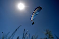 Wypadek w Jachrance. Paralotniarz spadł na linię energetyczną