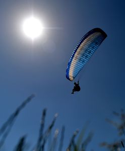Wypadek w Jachrance. Paralotniarz spadł na linię energetyczną