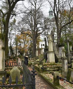 Na Powązkach zdewastowano nagrobki. Brakuje metalowych liter
