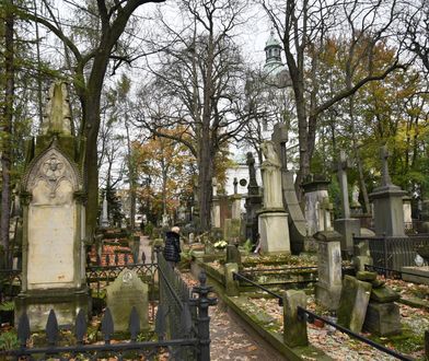 Na Powązkach zdewastowano nagrobki. Brakuje metalowych liter