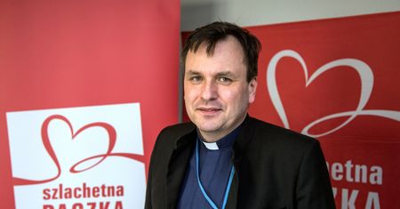 Ksiądz Grzegorz Babiarz wkroczył do siedziby Wiosny. "Wrogie przejęcie"