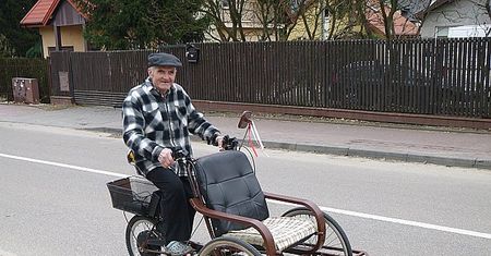 Od 30 lat wozi rikszą mieszkańców Legionowa. Gdy podupadł na zdrowiu, ludzie nie zawiedli