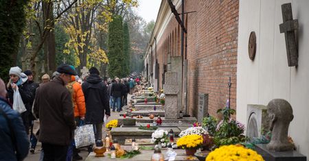 Wszystkich Świętych. Zobacz jak dojechać na cmentarz, gdzie zaparkować, objazdy