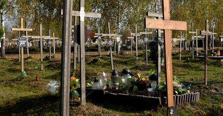 Bezimienny grób na odludziu. Nie chcą, żeby pochowano ich tak samo