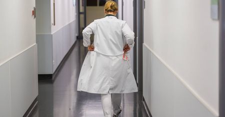 Trzydziestu lekarzy odchodzi z pracy. Nie chcą zarabiać mniej niż rezydenci