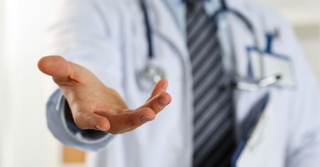Wymuszał łapówki na biednych rodzinach małych pacjentów. Teraz pójdzie siedzieć