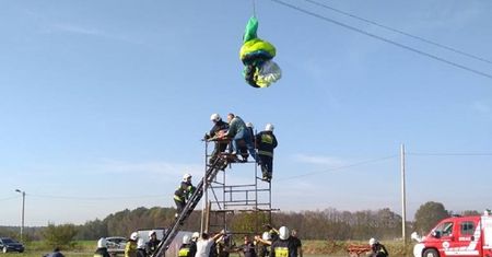 Śląskie. Wypadek paralotniarza. Zawisł na linii energetycznej
