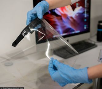 Błyskawicznie się przebranżowili. Zapotrzebowanie na ich przyłbice jest tak duże, że zwiększyli zatrudnienie