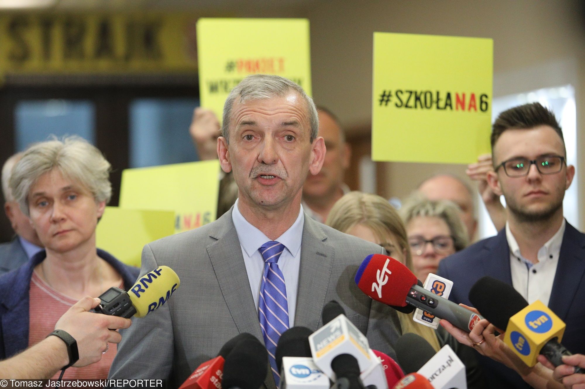 - Solidarność idzie ramie w ramię z rządem. List to próba ratowania wizerunku - uważa Broniarz.