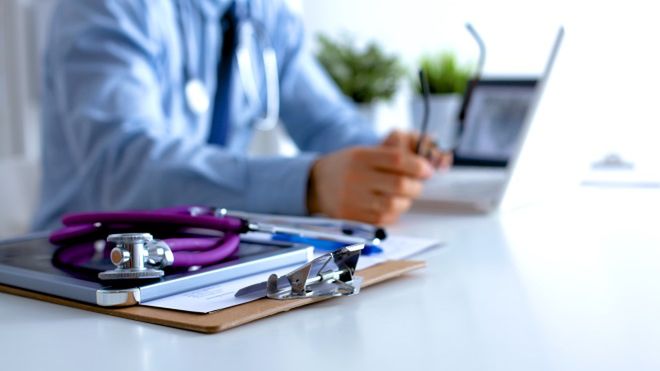 Lekarze wystawiają coraz mniej papierowych zwolnień