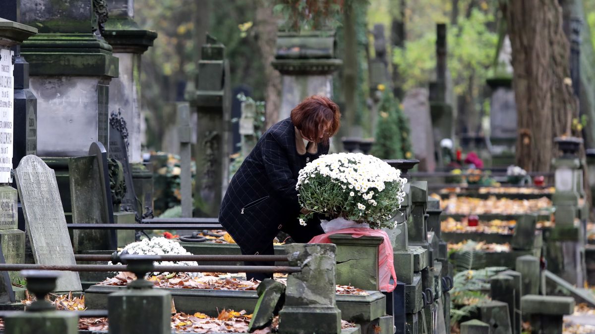 Choć rozsypywanie prochów jest w Polsce zabronione, to już kilka lat temu na niektórych cmentarzach w kraju odbywały się takie pochówki. 