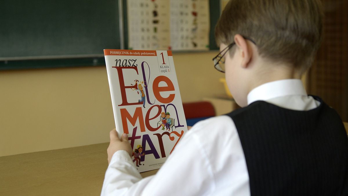 Dyrektorzy szkół rozkładają ręce: za tak niskie pensje, jakie mają nauczyciele na początku drogi, mało kto chce pracować