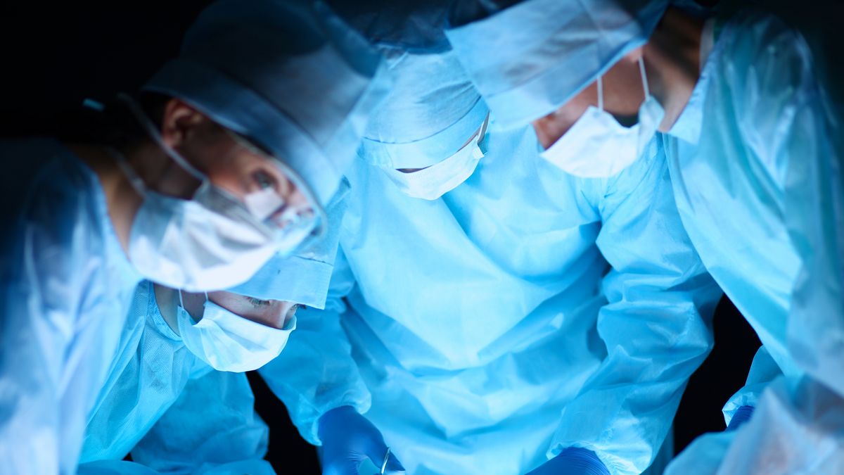 Lekarze zatrudnieni na kontraktach zarabiają więcej niż ich koledzy na etatach.