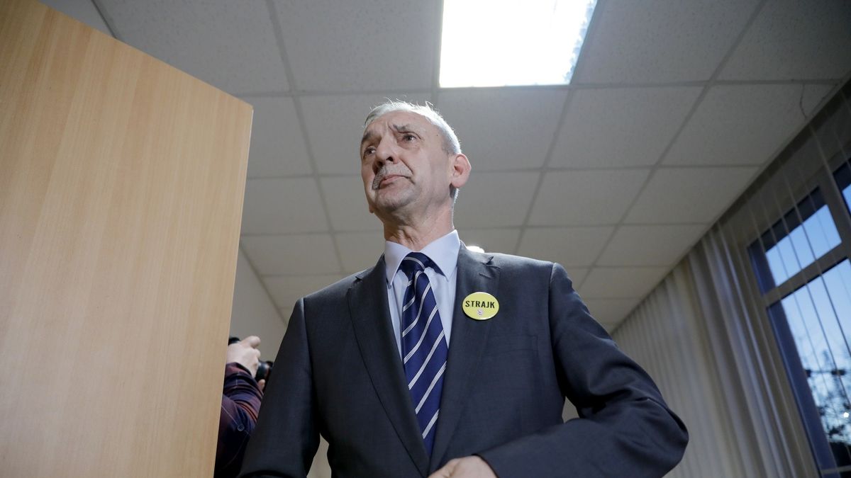 Sławomir Broniarz przyjdzie na niedzielne spotkanie, ale przyznaje, że pora na porozumienie jest późna.