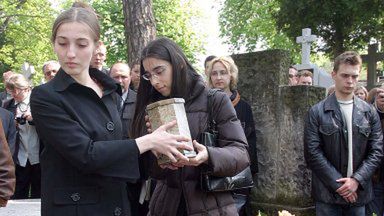 Vinzenne i Izabela - bratanice Witolda Gombrowicza trzymają przywiezioną z Francji urnę z ziemią z grobu pisarza