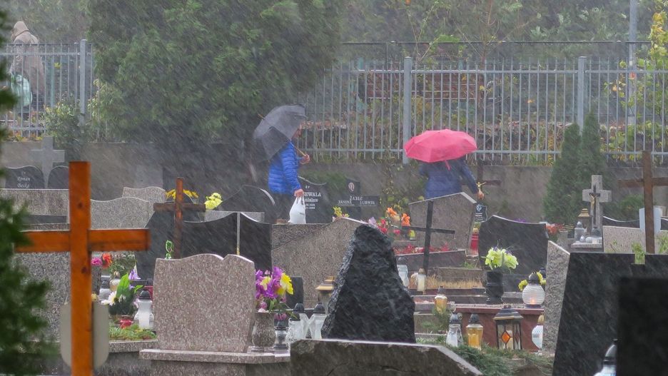 Deszcz w Święto Zmarłych spadnie dopiero wieczorem