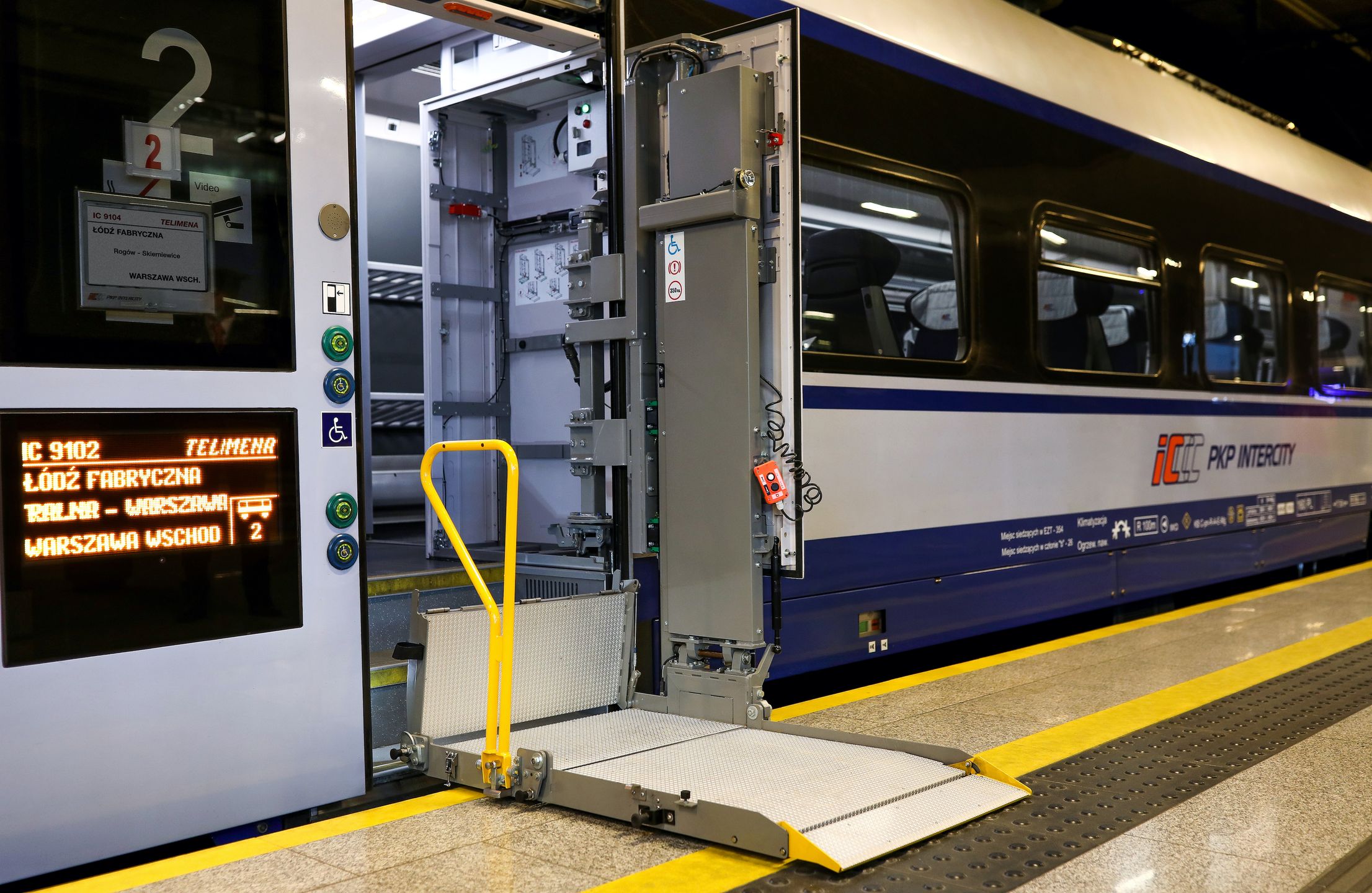 Wagon PKP INTERCITY. Platforma umożliwiająca wjazd do wagonu osobom poruszającym się na wózku inwalidzkim. 