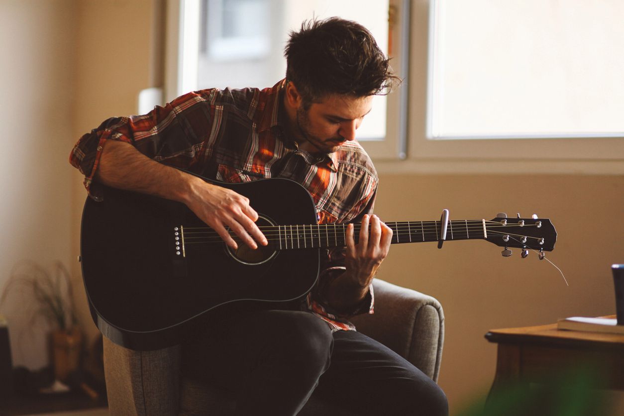 Gra na gitarze to hobby dla mężczyzn, które przyciąga płeć przeciwną