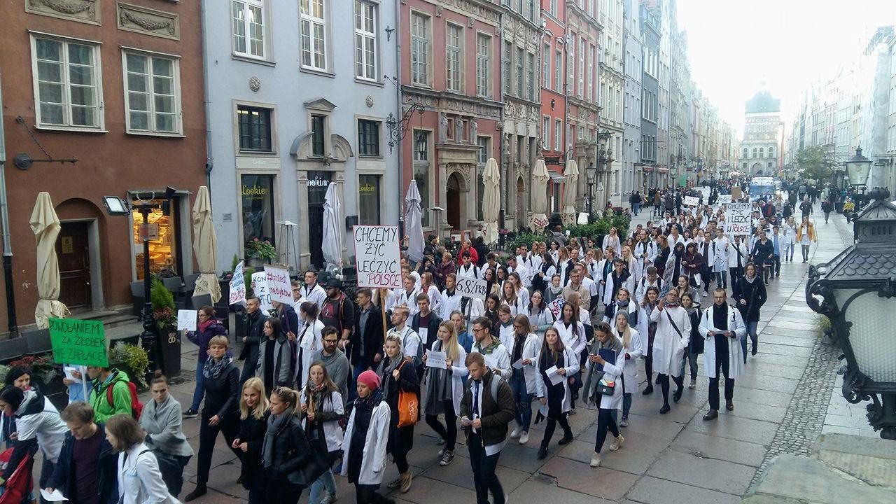 Lekarze rezydenci wyszli na ulice. "Chcemy leczyć w Polsce"