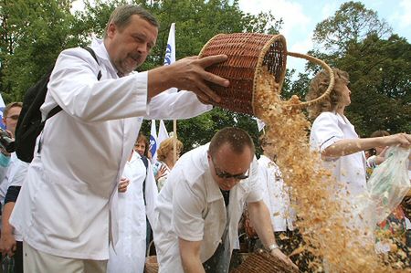 Lekarze przed Sejmem przeciwko koszykom świadczeń