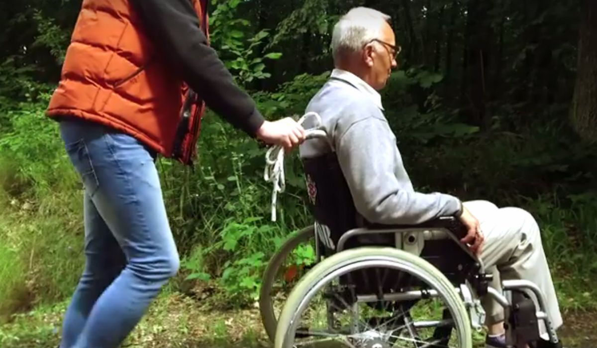 Niepełnosprawny starzec przywiązany do drzewa w lesie. Kiedyś sam zrobił coś podobnego