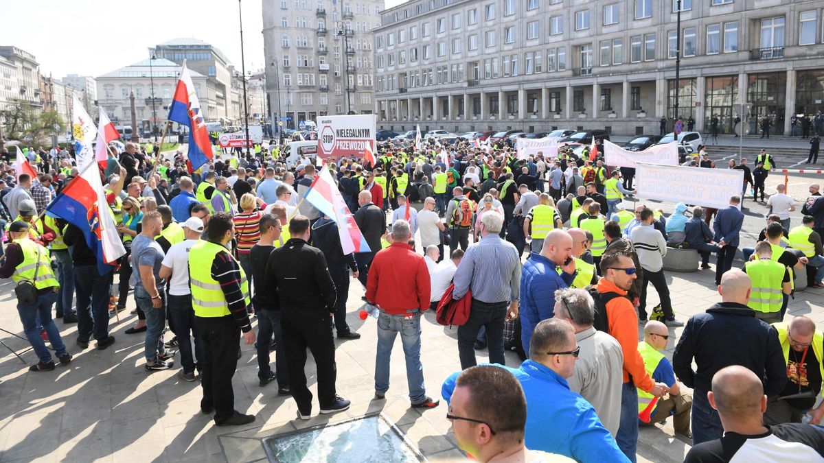 Protest taksówkarzy pod hasłem "Stop Nielegalnym Przewozom" przed Ministerstwem Przedsiębiorczości i Technologii