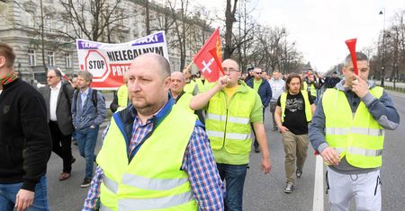 Strajk taksówkarzy. Protestujący zaatakowali taksówkarza, który pracował