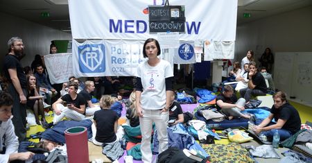 Ruszyła nagonka przeciwko protestującym lekarzom. TVP prezentuje kawior i wakacyjne wojaże