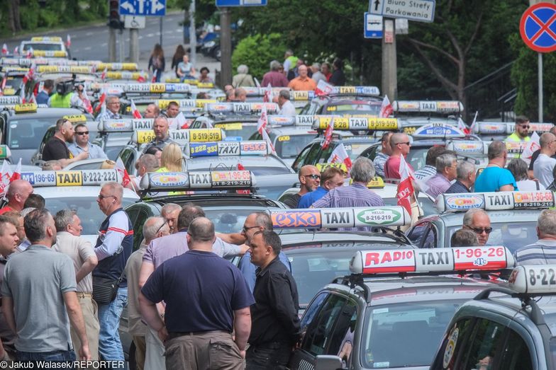 Taksówkarze zablokują warszawskie ulice i drogi dojazdowe do lotnisk, jeśli nie dojdzie do porozumienia z rządem