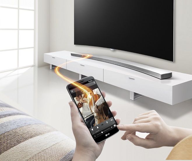 LG MUSIC FLOW HS8 - zakrzywiony soundbar do salonu