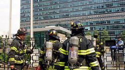 Nowojorscy strażacy wchodzą do siedziby ONZ w Nowym Jorku