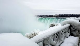 Wodospad Niagara zamarza. Widok zapiera dech w piersiach