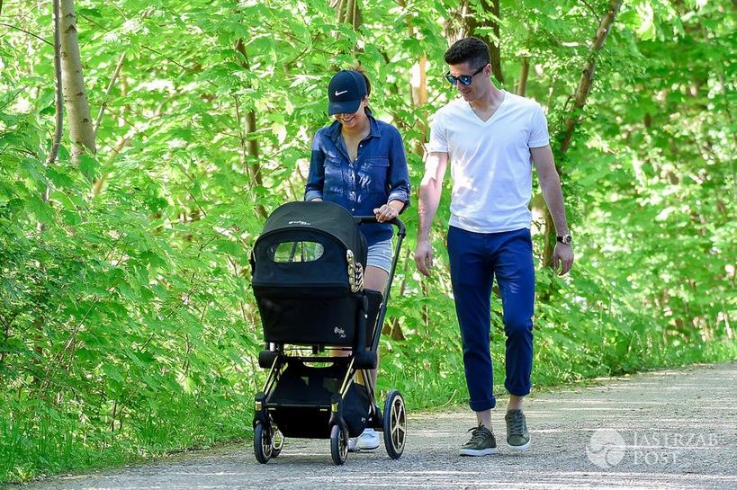 Ania i Robert na spacerze z Klarą