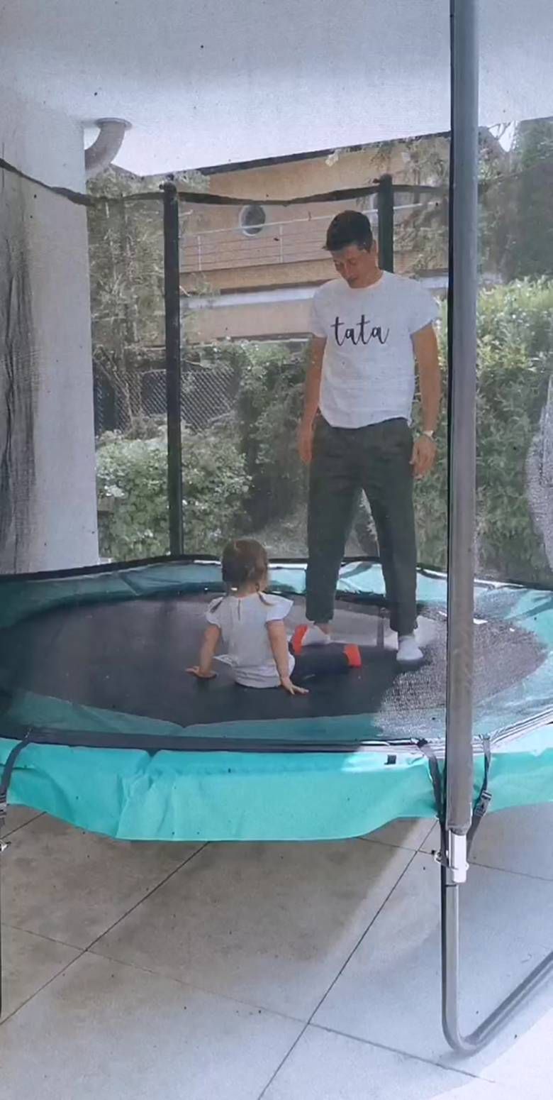 Robert Lewandowski i Klara bawią się na trampolinie