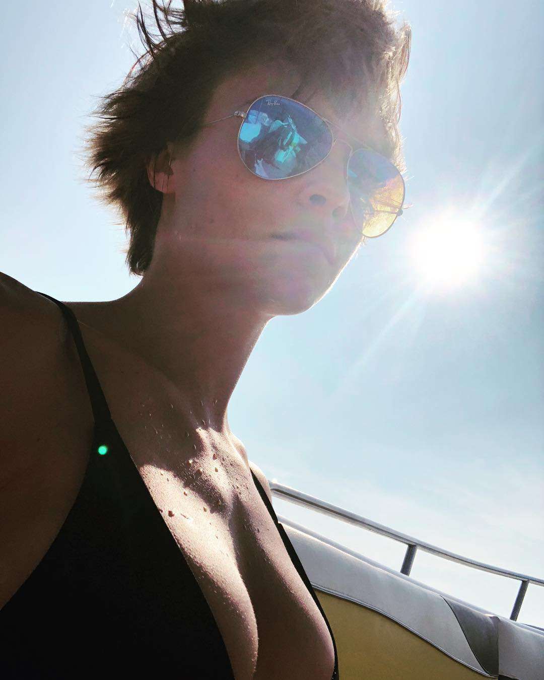 Cara Delevingne w krótkich ciemnych włosach