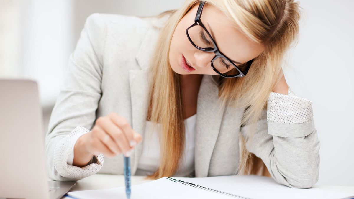 Wynagrodzenie pracownika wskazane w umowie to kwota brutto. Faktyczna pensja na rękę to wynagrodzenie netto