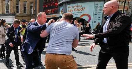 Nigel Farage zaatakowany koktajlem. Nagranie z Newcastle