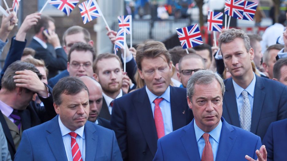 Arron Banks (L) i Nigel Farage (P) - dwie główne postacie kampanii na rzecz Brexitu