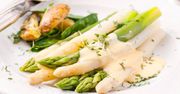 Jak gotować szparagi? Białe i zielone różnią się nie tylko kolorem, ale i sposobem przygotowania