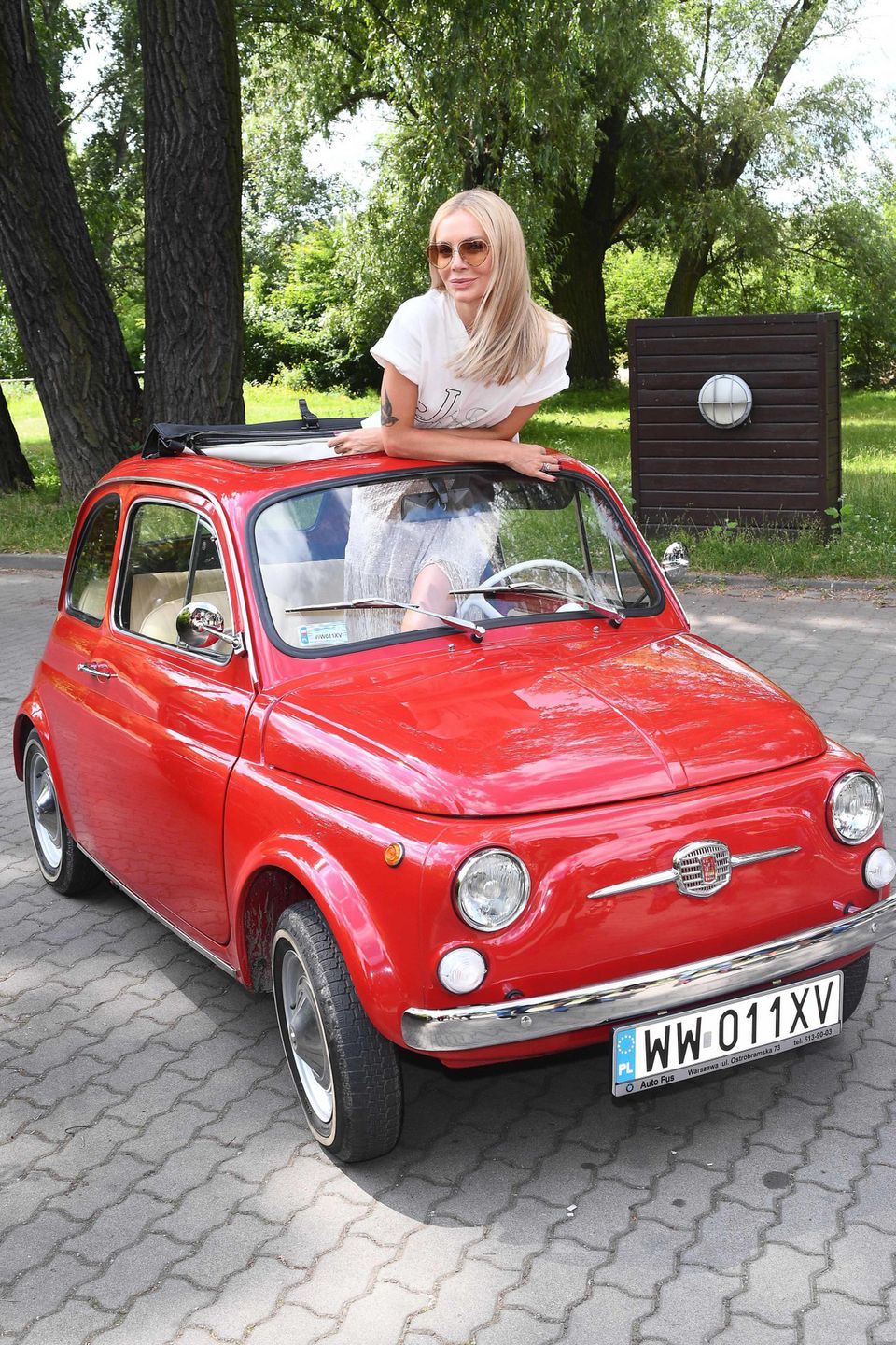 Agnieszka Woźniak-Starak i fiat 500 z 1972 roku