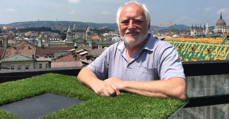 Niechcący stał się sławny. "Hide the pain Harold" to po prostu András, 73-letni elektryk