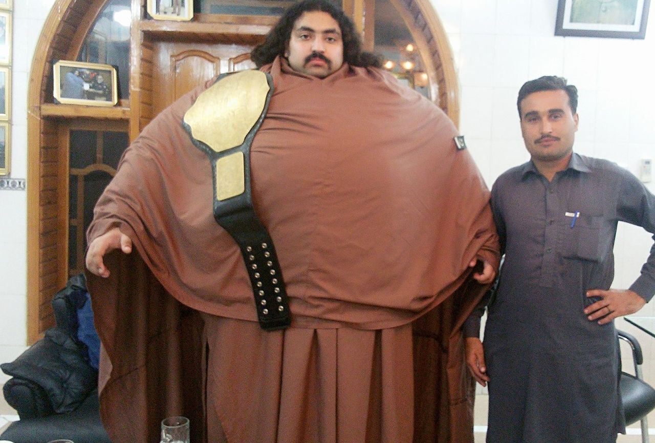 Jest ogromny! Oto prawdziwy Hulk z Pakistanu