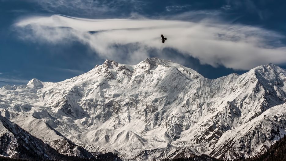 Nanga Parbat w języku urdu ”naga góra” - ta nazwa trafnie oddaje charakter wierzchołka, który wznosi się w pełnej okazałości  nad równinami. 