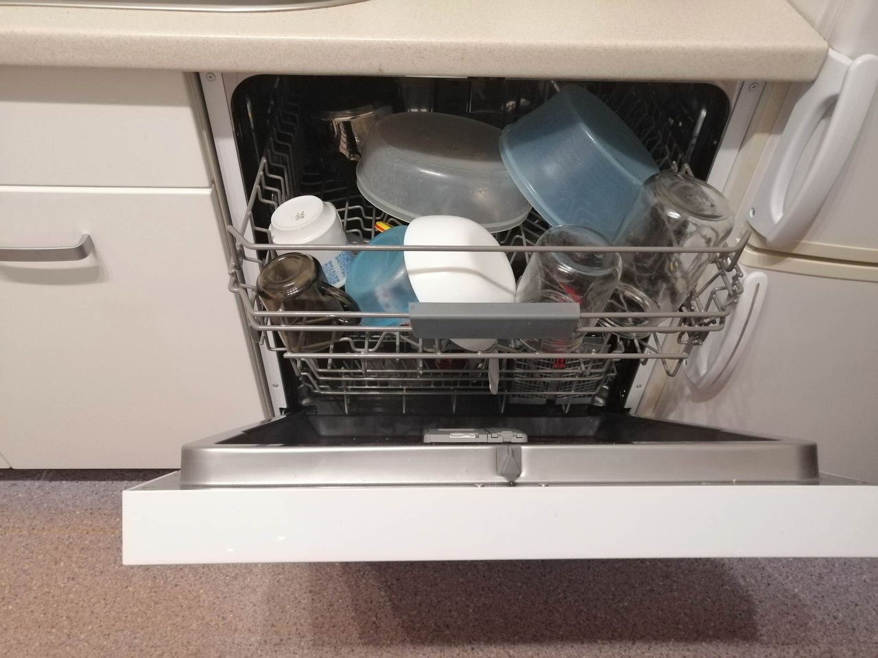 Dlaczego plastikowe naczynia nie schną w zmywarce fot. genialne.pl