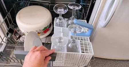 Układaj w ten sposób naczynia w zmywarce, a mycie będzie efektywniejsze