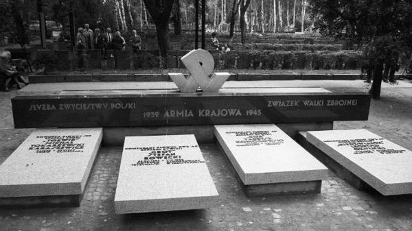Symboliczny pogrzeb gen. dyw. Stefana Roweckiego - "Grota" i gen. bryg. Leopolda Okulickiego - "Niedźwiadka", dowódców Armii Krajowej