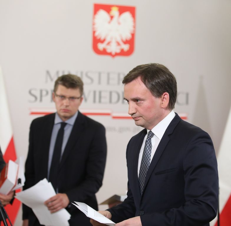 Minister sprawiedliwości Zbigniew Ziobro i wiceminister Marcin Warchoł, który nadzorował prace nad projektem.