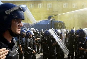 Protestujący przeciwko szczytowi NATO starli się z policją