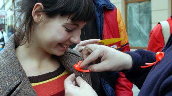 Podczas akcji przechodniom przypinano kokardki